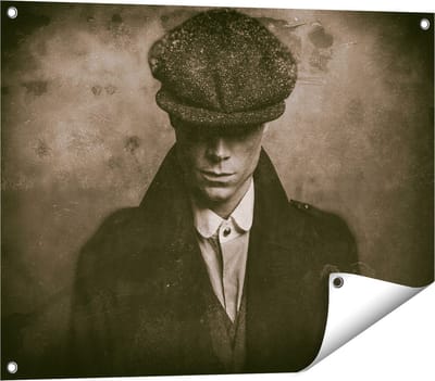 Gards Tuinposter Engelse Gangster uit Jaren 1920 - Zwart Wit - 80x60 cm - Tuindoek - Tuindecoratie - Wanddecoratie buiten - Tuinschilderij