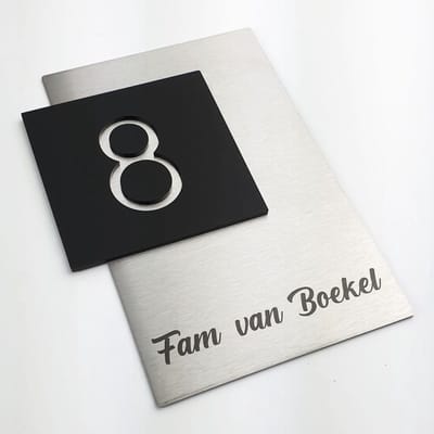rvs naambordje voordeur met zwart opliggend huisnummerbord 15x20cm