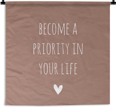 Wandkleed - Wanddoek - Engelse quote "Become a priority in your life" met een hartje tegen een bruine achtergrond - 180x180 cm - Wandtapijt