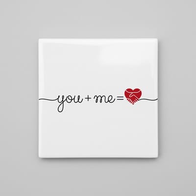 You + Me = Liefde – Romantische Hand Hart Keramische Tegel 15 × 15 cm | Minimalistische Woondecoratie voor Koppels