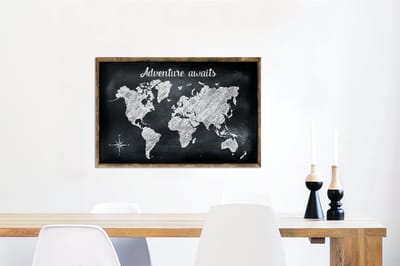 Aluminium schilderij 90x60 cm - Wanddecoratie metaal - Wereldkaart - Krijtbord - Wit - Metalen muurdecoratie woonkamer - Decoratie industrieel - Foto op dibond - Industriële accessoires slaapkamer