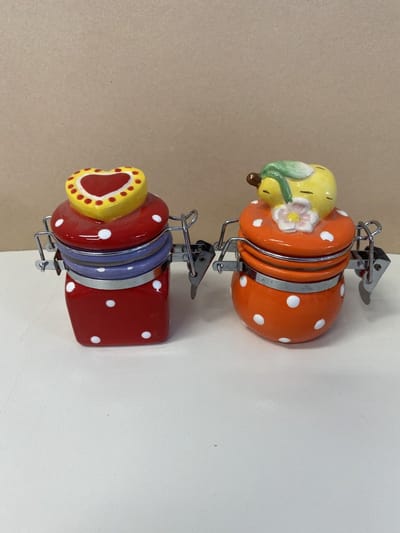 Decoratieve voorraad potjes van keramiek - Set van 2 stuks - meerkleurig + hart+peer - hoogte 9 x 7.5 x dia 4 cm - Decoratief