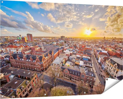 Gards Tuinposter Groningen Stad bij Zonsondergang - 150x100 cm - Tuindoek - Tuindecoratie - Wanddecoratie buiten - Tuinschilderij