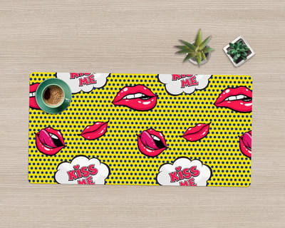 Coloray Bureau Onderlegger - Rode lippenstiftlippen Bureau Pad - 90 cm x 45 cm - Geel Bureau Onderlegger - Bureau Mat - Bureaumat - Onderlegger Bureau - Bureau Onderlegger Groot
