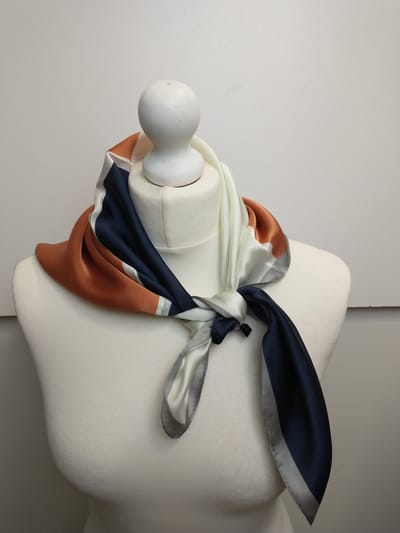 Dames neksjaal Mary geblokt motief blauw oranje grijs almond vierkant model 70x70