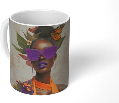 Mok - Koffiemok - Vrouw - Zonnebril - Vlinder - Bloemen - Mokken - 350 ML - Beker - Koffiemokken - Theemok