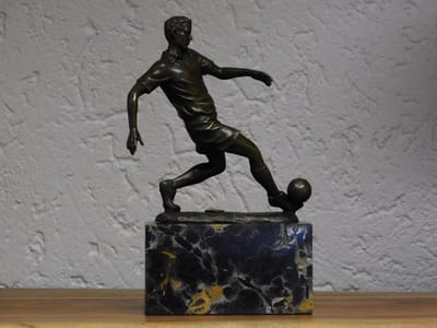 Beeld Voetballer van Brons - op voet van Marmer