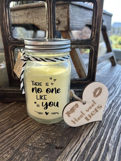 Creaties van Hier - Black & White scented candles No one is like you met houten hartje – 13,5 cm – vanille