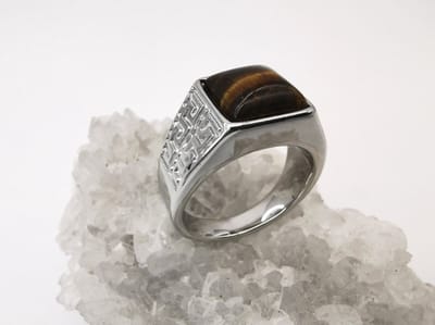 RVS Edelsteen Tijgeroog zilverkleurig Griekse design Ring. Maat 19. Vierkant ringen met beschermsteen. geweldige ring zelf te dragen of iemand cadeau te geven.