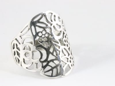 Brede opengewerkte zilveren ring met bloemen - maat 18