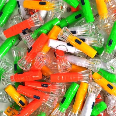 Decopatent - 100 STUKS - Gekleurde Zaklamp Sleutelhangers - Inclusief Batterij - Traktatie Jongen & Meisjes - Zaklampjes Uitdeelcadeautjes