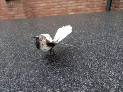 Floz Design metalen vogeltje - ijzeren vogelbeeld - beeld piwakawa met waaierstaart - metalen tuindecoratie, grafdecoratie - fairtrade