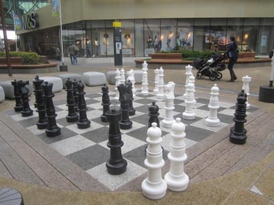 XXXL Giga Schaakset, tot 94 cm hoog, UV bestendig Standaard - Ubergames - Kwaliteit Spellen - Ultra gedetailleerd - UV bestendig dus lang mooi - Vulbaar met water of zand