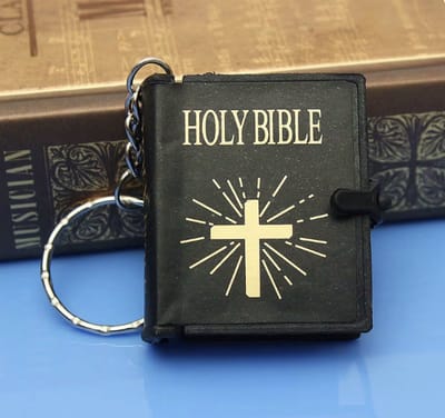 CHPN - Mini bijbel - Bijbel sleutelhanger - Klein bijbeltje - Holy bible - Cadeau - Grappig cadeau - Heilig - Katholiek - Christenen - Bijbeltje