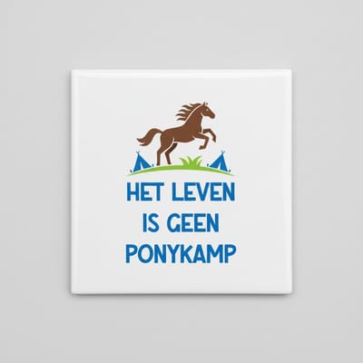 Grappige 15×15 cm Keramische Tegel – “Het Leven Is Geen Ponykamp” Paarden Quote Humoristische Wanddecoratie