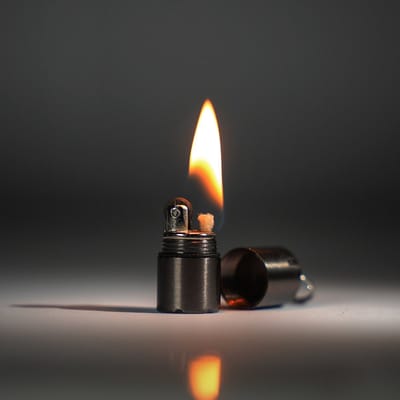 Mini compacte kerosine-aansteker, sleutelhangercapsule, benzine-aansteker voor buitengereedschap [grijs]