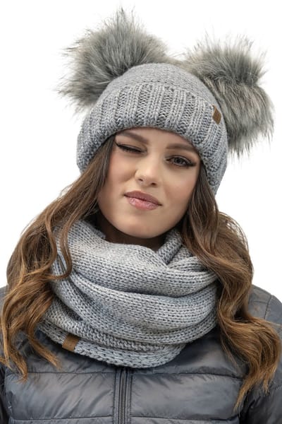 Vivisence Dames Winter Muts En Colsjaal Set - Zachte Antistatische Fleecevoering En Twee Grote Pompons - Blijft Warm En Comfortabel In Koude Dagen En Beschermt Tegen Wind En Pluizend Haar - Lichtgrijs