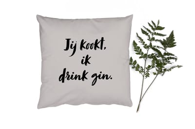 Sierkussens - Kussentjes Woonkamer - 50x50 cm - Jij kookt, ik drink gin - Quote - Taupe