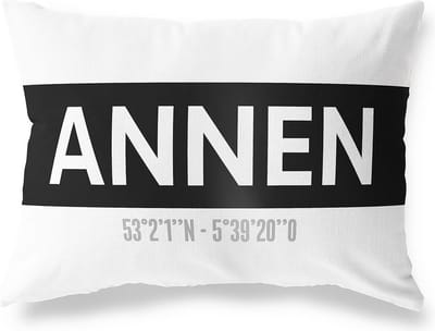 Tuinkussen ANNEN - DRENTHE met coördinaten - Buitenkussen - Bootkussen - Weerbestendig - Jouw Plaats - Studio216 - Modern - Zwart-Wit - 50x30cm