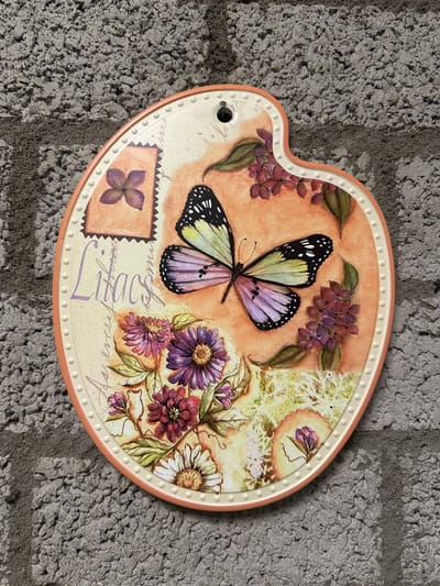 Decoratieve wanddecoratie "vlinder + bloemen" - meerkleurig - hoogte 25 x 20 x 1 cm - keramiek - Woonaccessoires