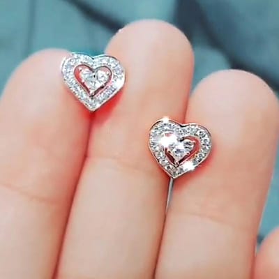 Huitan Boucles d'oreilles délicates en forme de petit cœur, piercing, accessoires d'oreille pour femmes, incrustées d'oxyde de zirconium cubique brillant, boucles d'oreilles chics, bijoux d'amour brown