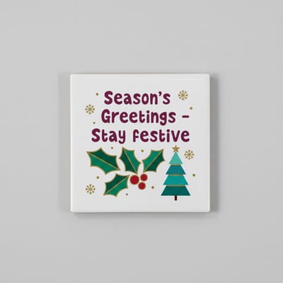 Season’s Greetings Keramische Tegel 15x15 cm – “Stay Festive” Kerst Quote | Feestelijke Woondecoratie & Cadeautegel
