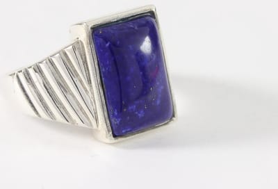 Zware bewerkte zilveren herenring met lapis lazuli