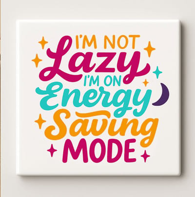 Grappige Tegel “I’m Not Lazy, I’m on Energy Saving Mode” – 15x15cm Keramische Wanddecoratie – Humoristisch Huis & Kantoor Cadeau Decoratie