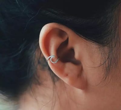 GoedeDoelen.Shop | Klem-Oorbel Silver Wave | Ear Cuff | Unisex | Golf | Oorklem | Oorbel Golf | 12MM x 6MM | Zilverkleurig | Wellness-House
