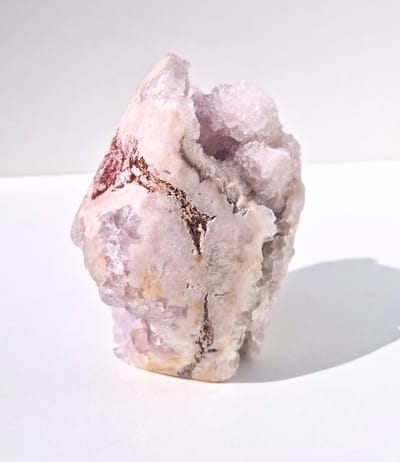 ThaleiaDesign - roze amethist free form op standvlak - Edelstenen en Mineralen - interieur - amethist - healing - cadeau vrouw - liefde - kristallen - Spiritualiteit - Woondecoratie - meditatie