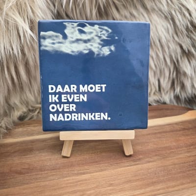 Robuust wenstegeltje - Daar Moet Ik Even Over Nadrinken – Quote Tegeltje – Wanddecoratie – Sfeervol en Persoonlijk – Trendy nu – Origineel cadeau - Met standaard – Cadeau Idee