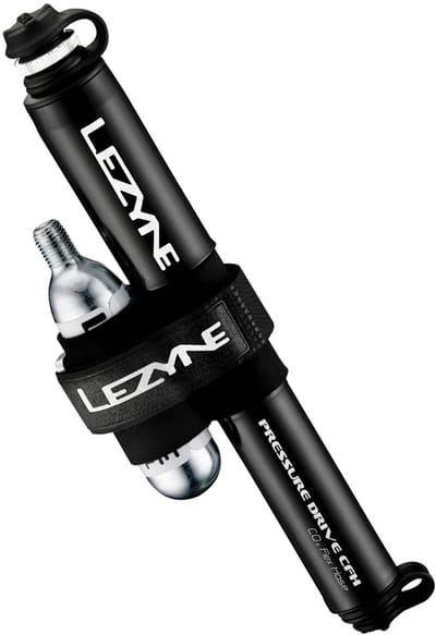 Lezyne Pressure Drive CFH - Handpomp / Co2 Dispenser - Fietspomp - Tot 8.3 bar - Presta en Schrader ventielen - Inclusief 16 gram Co2 & Velcro strap - Aluminium - Zwart