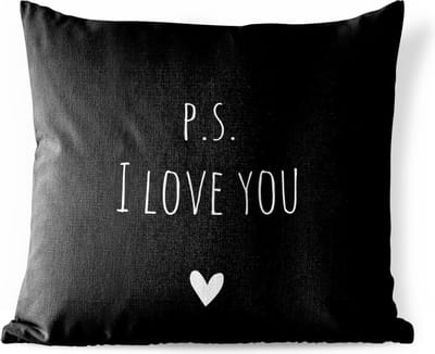 Buitenkussen Weerbestendig - Engelse quote "P.S. i love you" met een hartje tegen een zwarte achtergrond - 50x50 cm
