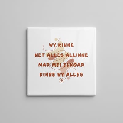Friese Eenheidsquote Tegel 15×15 cm – “Wy kinne net alles allinne, mar mei elkoar kinne wy alles” – Inspirerend Keramisch Cadeau