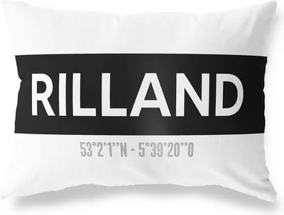 Tuinkussen RILLAND - ZEELAND met coördinaten - Buitenkussen - Bootkussen - Weerbestendig - Jouw Plaats - Studio216 - Modern - Zwart-Wit - 50x30cm