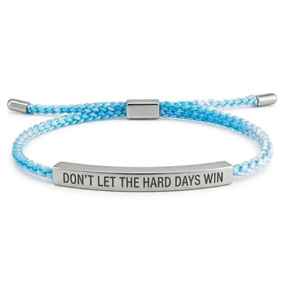 Lichtblauw gevlochten koord armband voor heren en dames met zilverkleurige plaat en gegraveerde tekst "Don't Let The Hard Days Win" – verstelbaar