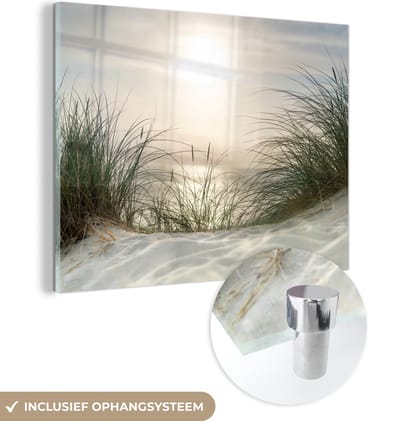 MuchoWow® Glasschilderij 160x120 cm - Schilderij acrylglas - Zand - Gras - Zon - Foto op glas - Muurdecoratie woonkamer - Wanddecoratie slaapkamer - Schilderijen