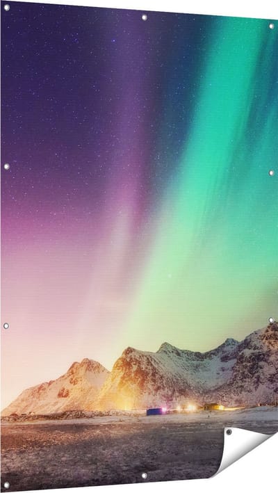 Gards Tuinposter Noorderlicht in de Bergen met Sneeuw - 100x150 cm - Tuindoek - Tuindecoratie - Wanddecoratie buiten - Tuinschilderij
