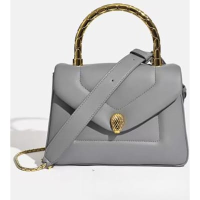 Dit is een modieuze en veelzijdige handtas met slangenkop, ook te dragen als crossbody tas 21*10*15cm grijze kleur