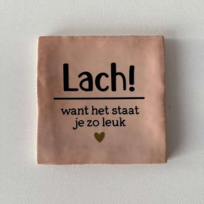 Lach, want het staat je zo leuk (Roze tegeltje) - Spreuktegel - Tegeltje met tekst - Tegeltje met spreuk - Cadeautje - Origineel cadeau