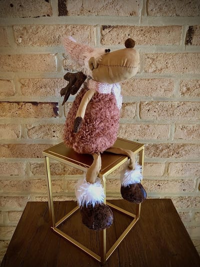 Rendier knuffel uit kledingstof hangende benen 46 cm hoog - stof - kerststukje - decoratiefiguur - interieur - geschikt voor binnen - cadeau - geschenk - kerstcollectie - rendier - kerstdecoratie - kerstfiguur