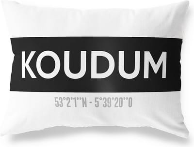 Tuinkussen KOUDUM - FRIESLAND met coördinaten - Buitenkussen - Bootkussen - Weerbestendig - Jouw Plaats - Studio216 - Modern - Zwart-Wit - 50x30cm