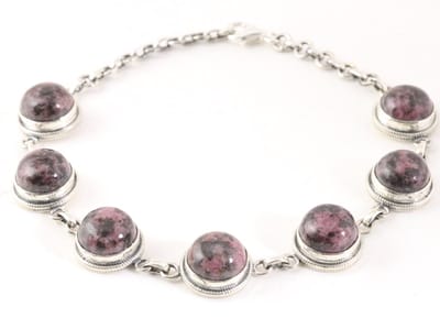 Bewerkte zilveren armband met rhodoniet