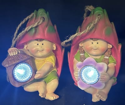 Polyresin solarlamp "hangende kids in Dragon Fruit" - Set van 2 stuks - met lantaarn LED - jongen met lantaarn en meisje met bloem - Hangend & Staand model - hoogte 12 x 9 x 8 cm - Met ophangkoord - Tuindecoratie - Tuinverlichting