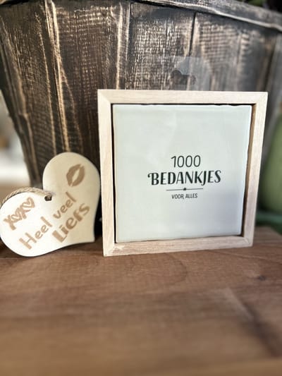 Creaties van Hier -Liefs in een lijstje 1000 bedankjes met houten hartje - 12 cm – Keramiek