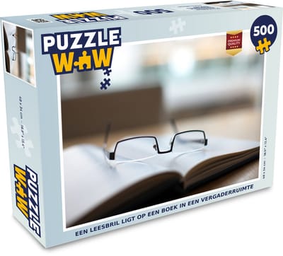 Puzzel Een leesbril ligt op een boek in een vergaderruimte - Legpuzzel - Puzzel 500 stukjes