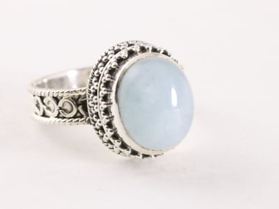 Traditionele bewerkte zilveren ring met aquamarijn - maat 18