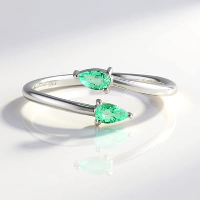 Cavill - Damesring 925 Sterling Zilver Geplatineerd - 2 Peervormige Colombiaanse Smaragden 0,20 ct - Minimalistisch, Luxueus, Stijlvol Groen Sieraad
