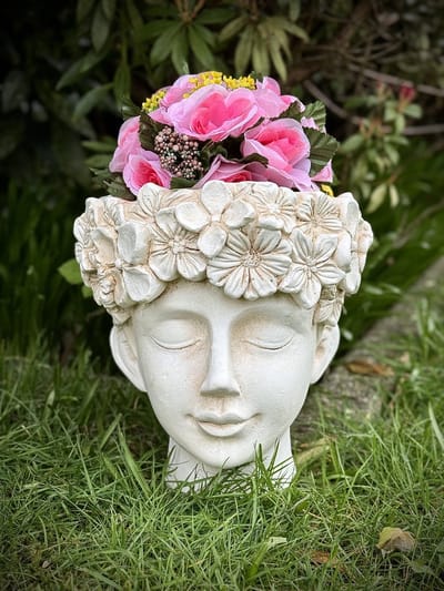 Cachepot dame met bloemen wit 28 cm hoog - bloempot - magnesium - tuinmeisje - hoogkwalitatieve kunststof - decoratiefiguur - interieur - accessoire - voor binnen en buiten - cadeau - geschenk - tuinfiguur - tuinbeeldje - tuindecoratie