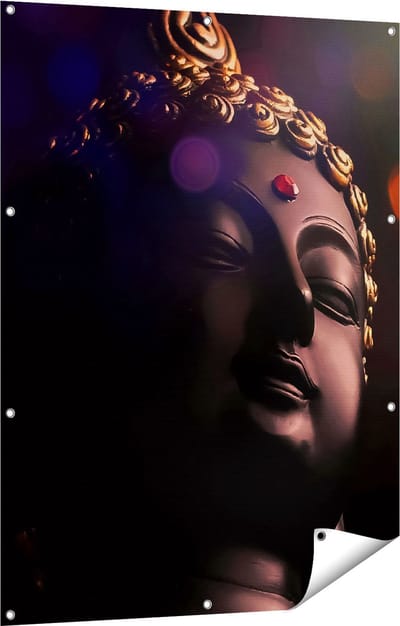 Gards Tuinposter Boeddha Beeld met Gouden Sierraden - 90x120 cm - Tuindoek - Tuindecoratie - Wanddecoratie buiten - Tuinschilderij